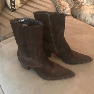 BARNEYS - Size 8.5 Brn Suede boot